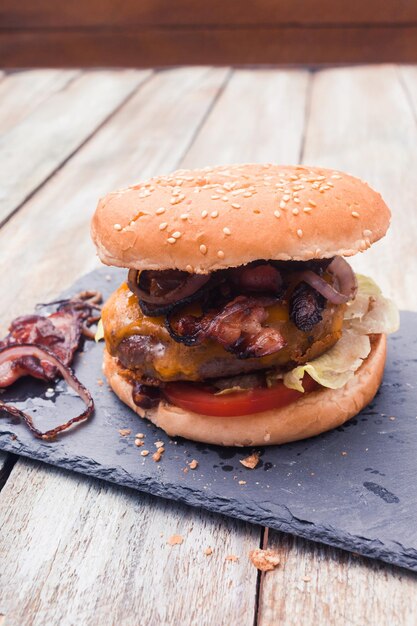 Foto close-up di un hamburger sul tavolo