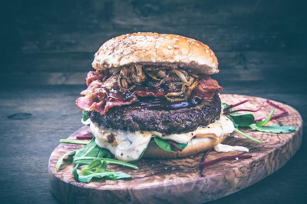 Photo close-up of burger on table