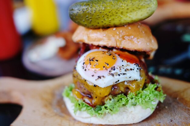 木の上にあるハンバーガーのクローズアップ