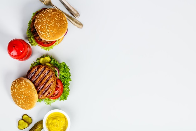 Photo close-up of burgers on serving board