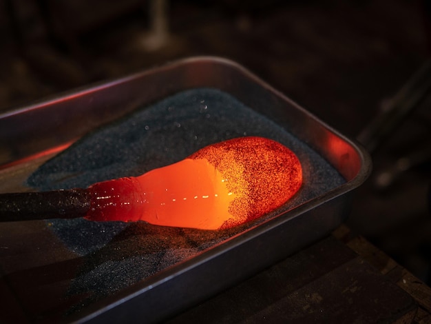 Foto close-up di una candela in fiamme sul tavolino da taglio