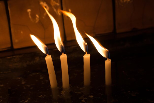 Photo close-up of burning candle