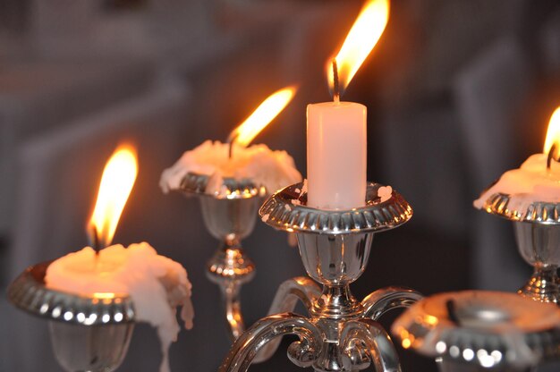 Foto close-up di candele accese in supporto