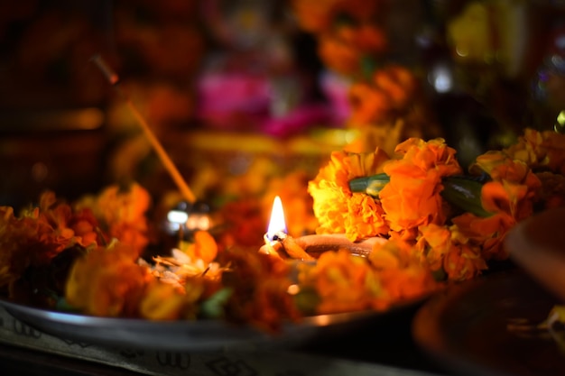 Photo close-up of burning candles in temple