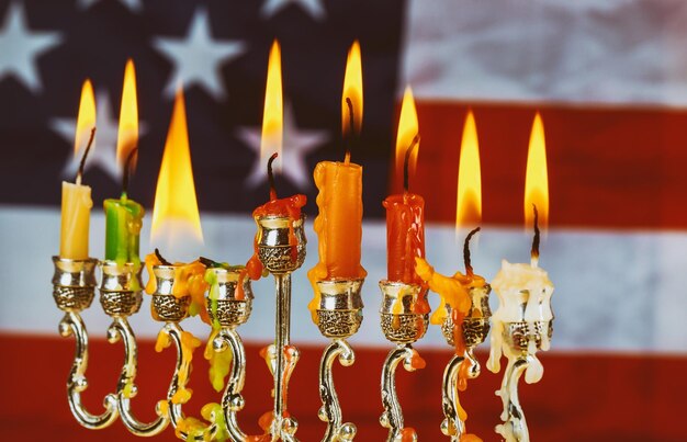 Photo close-up of burning candles in temple