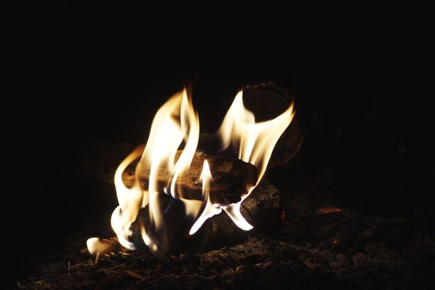 Photo close-up of burning fire in the dark