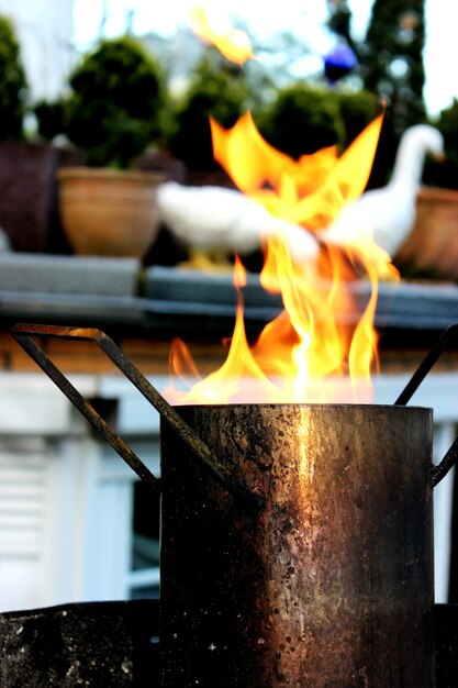 Foto close-up di una fossa di fuoco in fiamme nel cortile posteriore