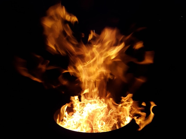 Foto close-up di una fossa di fuoco in fiamme