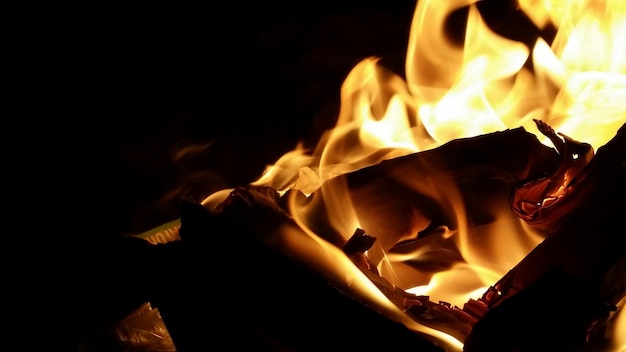 Photo close-up of burning firewood at night