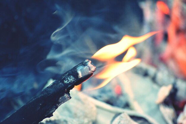 Photo close-up of burning firewood