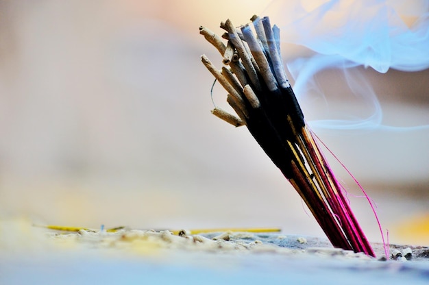 Photo close-up of burning incense sticks