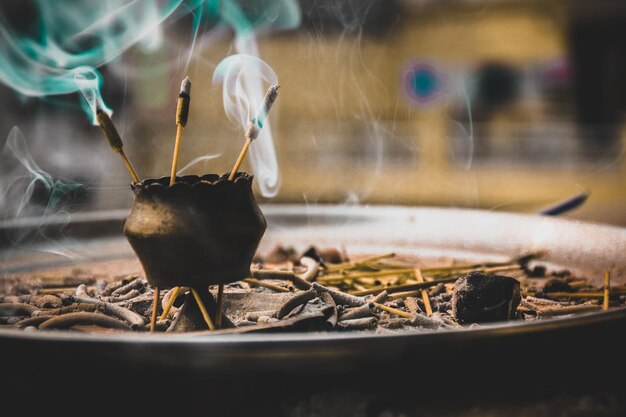 Foto close-up di incenso in fiamme in mezzo al fumo