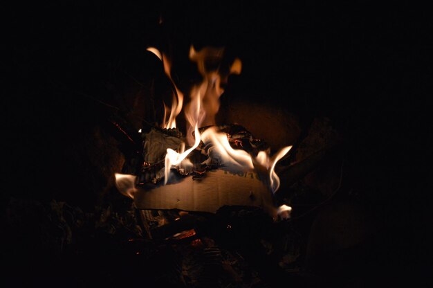 Foto close-up di carta in fiamme al buio