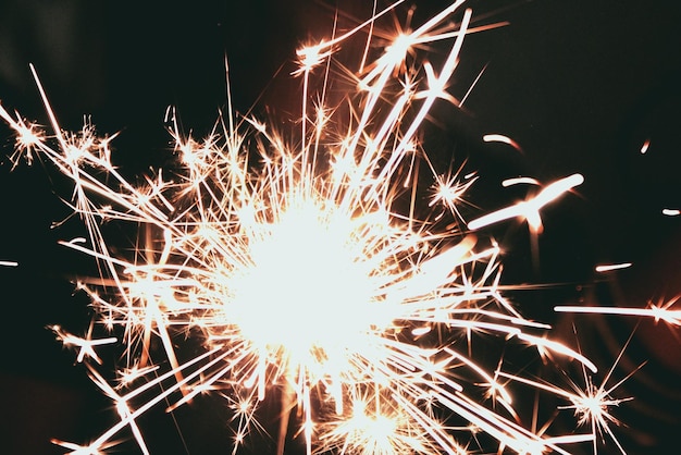 Foto close-up di una scintilla in fiamme di notte