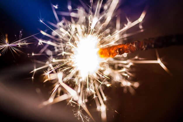 Foto close-up di una scintilla in fiamme di notte