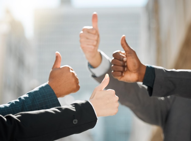 Photo close-up of business colleagues shaking hands