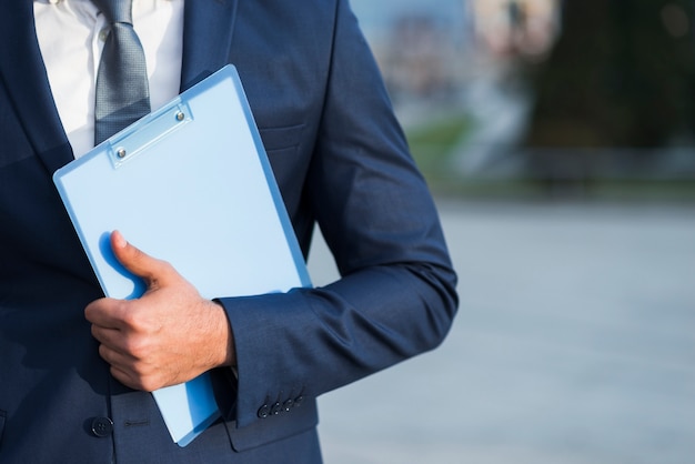 Photo close-up business man with clipboard