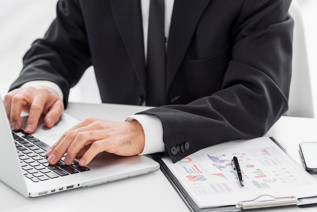 Photo close-up business man working