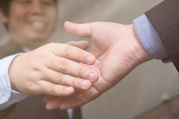 Foto close-up di uomini d'affari che si stringono la mano