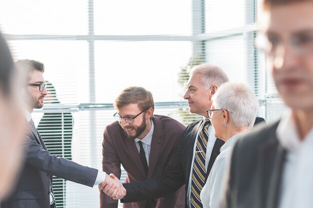 Foto avvicinamento. gli uomini d'affari lavorano in un ufficio moderno. il concetto di cooperazione