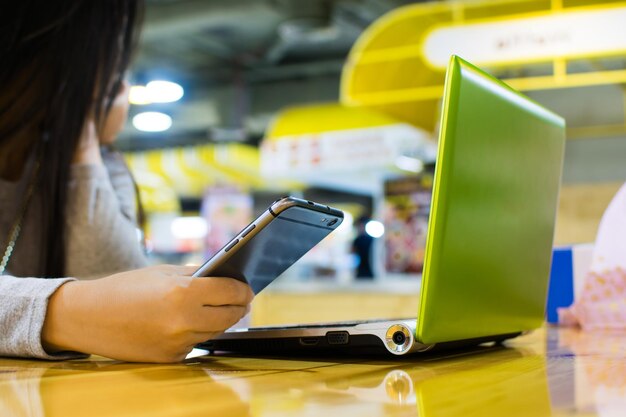 Photo close-up of business person using technology at desk in office