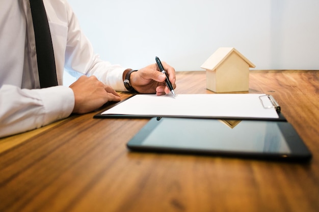 Photo close-up of business person working at desk in office