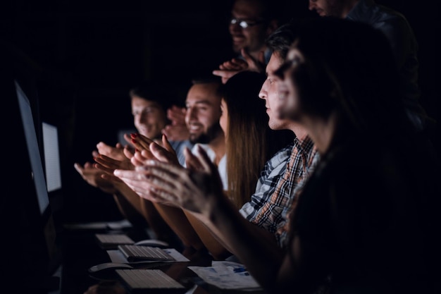 Close-up business team applaudisseert zittend aan de balie