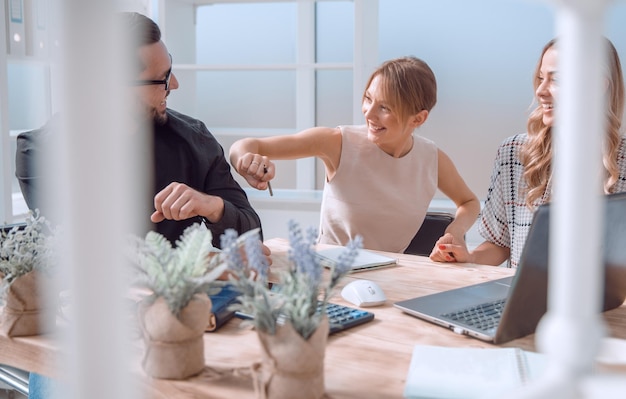 Close-up business team bespreken online nieuws