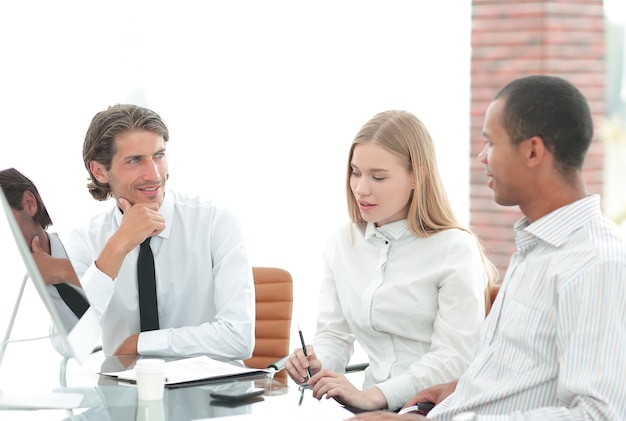 Close-up .business team dat zakelijke problemen bespreekt. office life