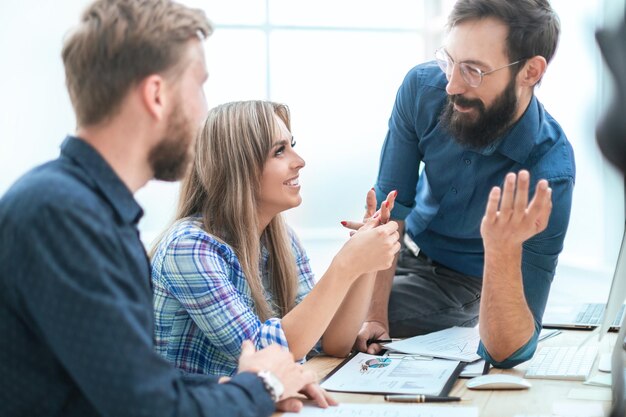 Foto avvicinamento. team aziendale che discute i dati finanziari. il concetto di lavoro di squadra