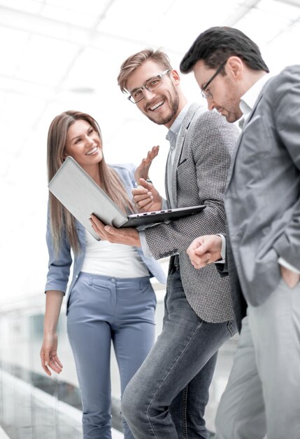 Close-up business team met behulp van een laptop tijdens een werkpauze mensen en technologie