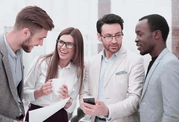 Photo close up business team reads sms on smartphone