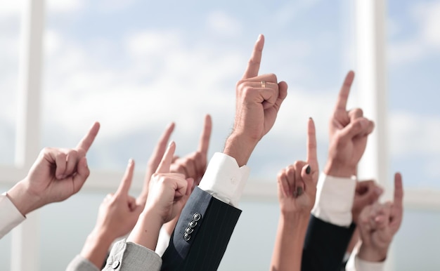 Close-up business team wijzend naar boven foto met ruimte voor tekst