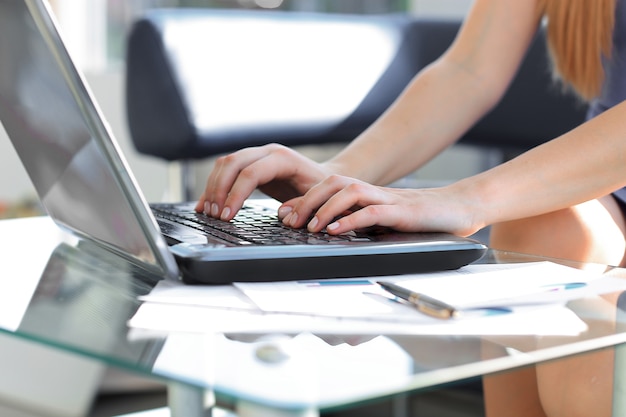 Foto primo piano sulla donna d'affari utilizza il computer portatile