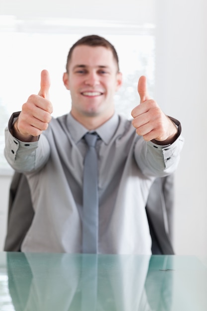 Photo close up of businessman giving thumbs up