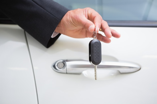Photo close up of businessman holding car key