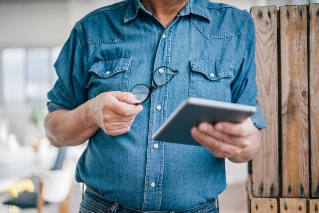 オフィスでタブレットを保持している実業家のクローズ アップ