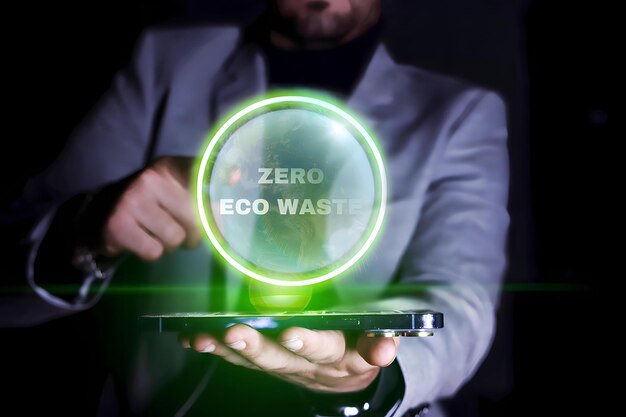 Близкий взгляд на бизнесмена, указывающего на пузырь с иконой земли и текстом Zero Eco Waste на своем мобильном телефоне Концепция охраны окружающей среды
