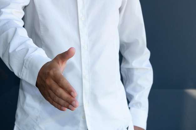 Foto close-up di un uomo d'affari che tende la mano per una stretta di mano