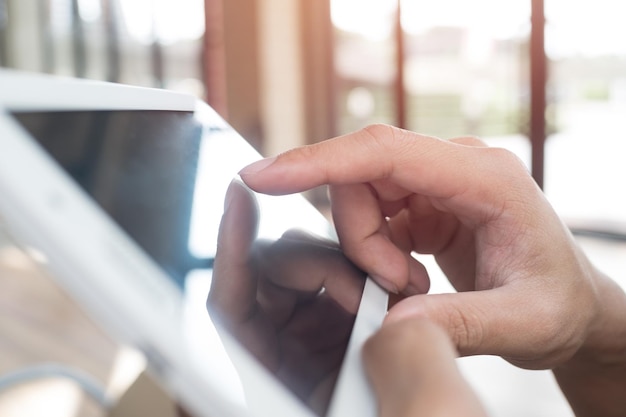 Photo close-up of businessman using digital tablet at office