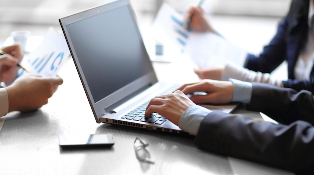 Photo close up businessman working on a laptop in the office