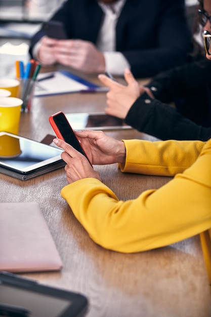 Photo close up of businessmen and businesswomen using smart phone, business concept