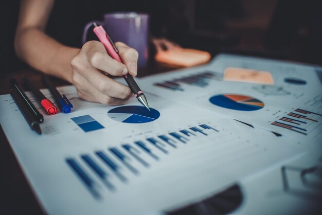 Photo close-up of businesswoman analyzing document in office