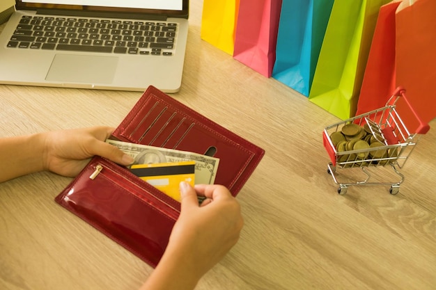 Photo close-up of businesswoman online shopping in office