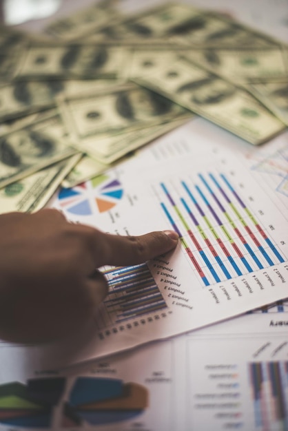 Photo close-up of businesswoman pointing at graph