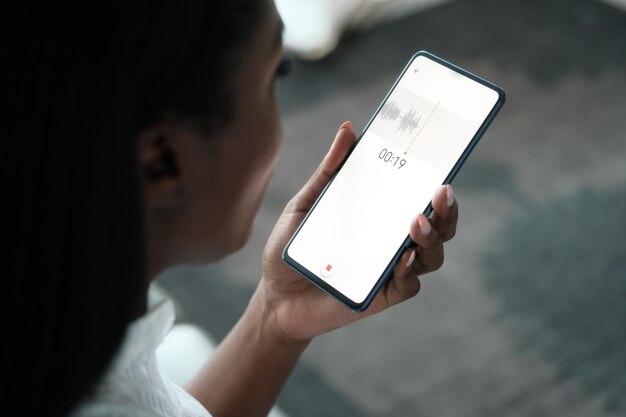 Photo close-up of businesswoman talking on smart phone sitting at home