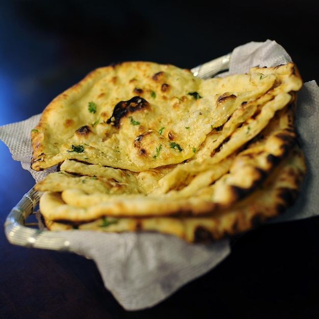 Photo close-up of butter naans in container