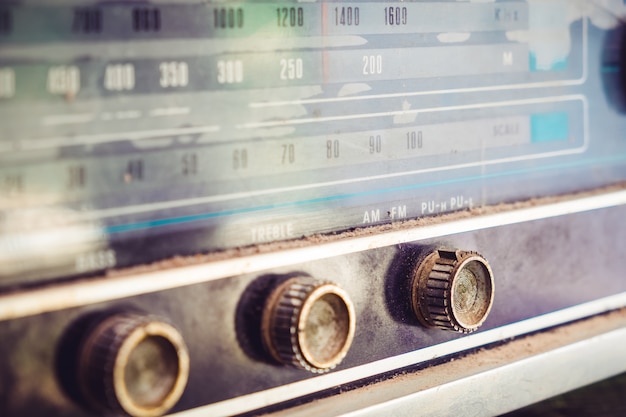 Фото Кнопка крупным планом старинного радиоприемника