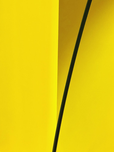 Photo close-up of cable against yellow wall