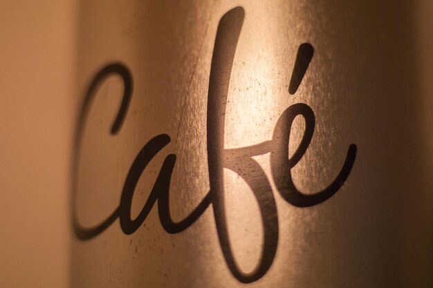 Foto close-up del testo caf sulla parete